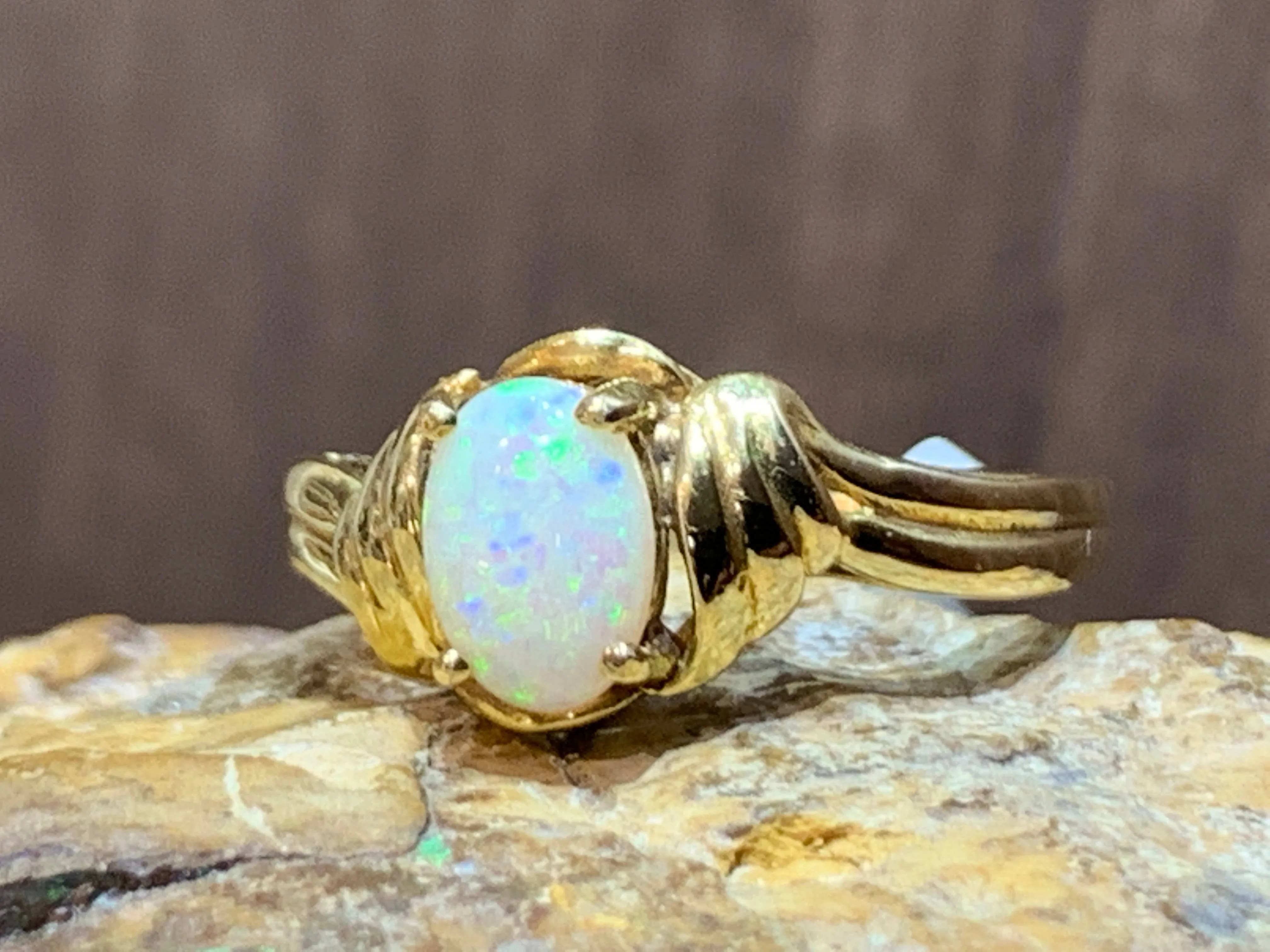 18kt Yellow Gold fancy solitaire Opal ring