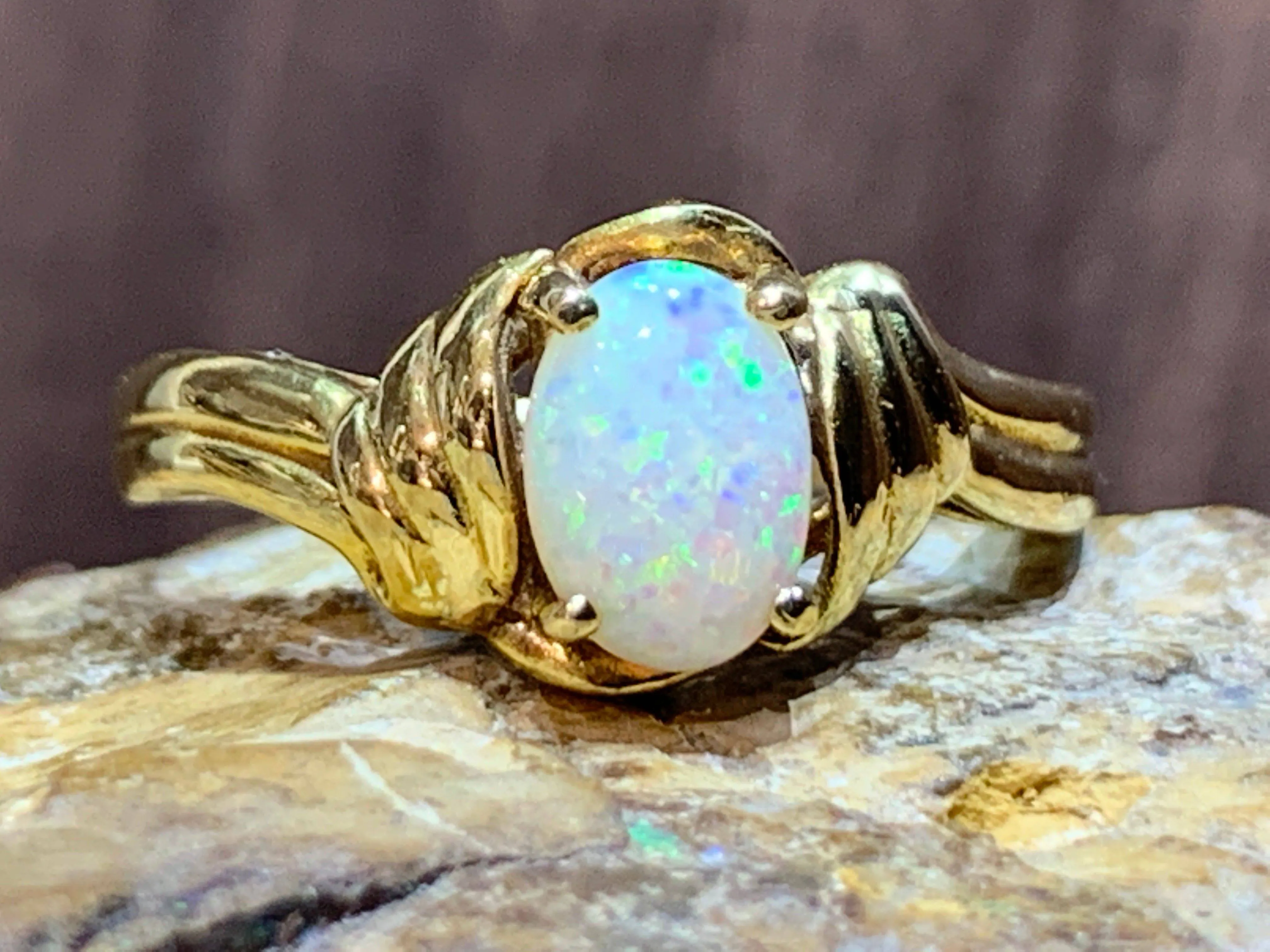 18kt Yellow Gold fancy solitaire Opal ring
