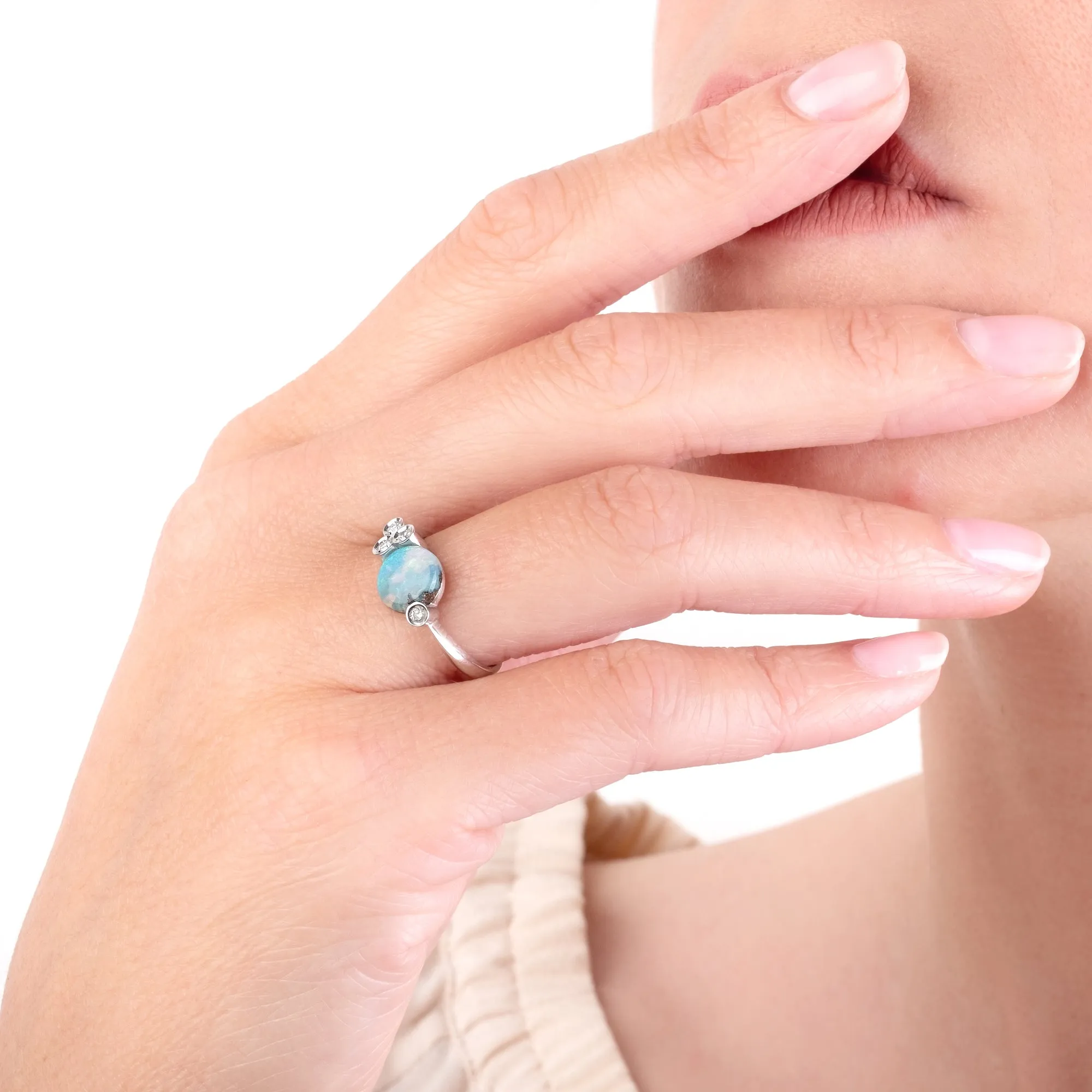 Round-cut Boulder 18k white gold opal ring