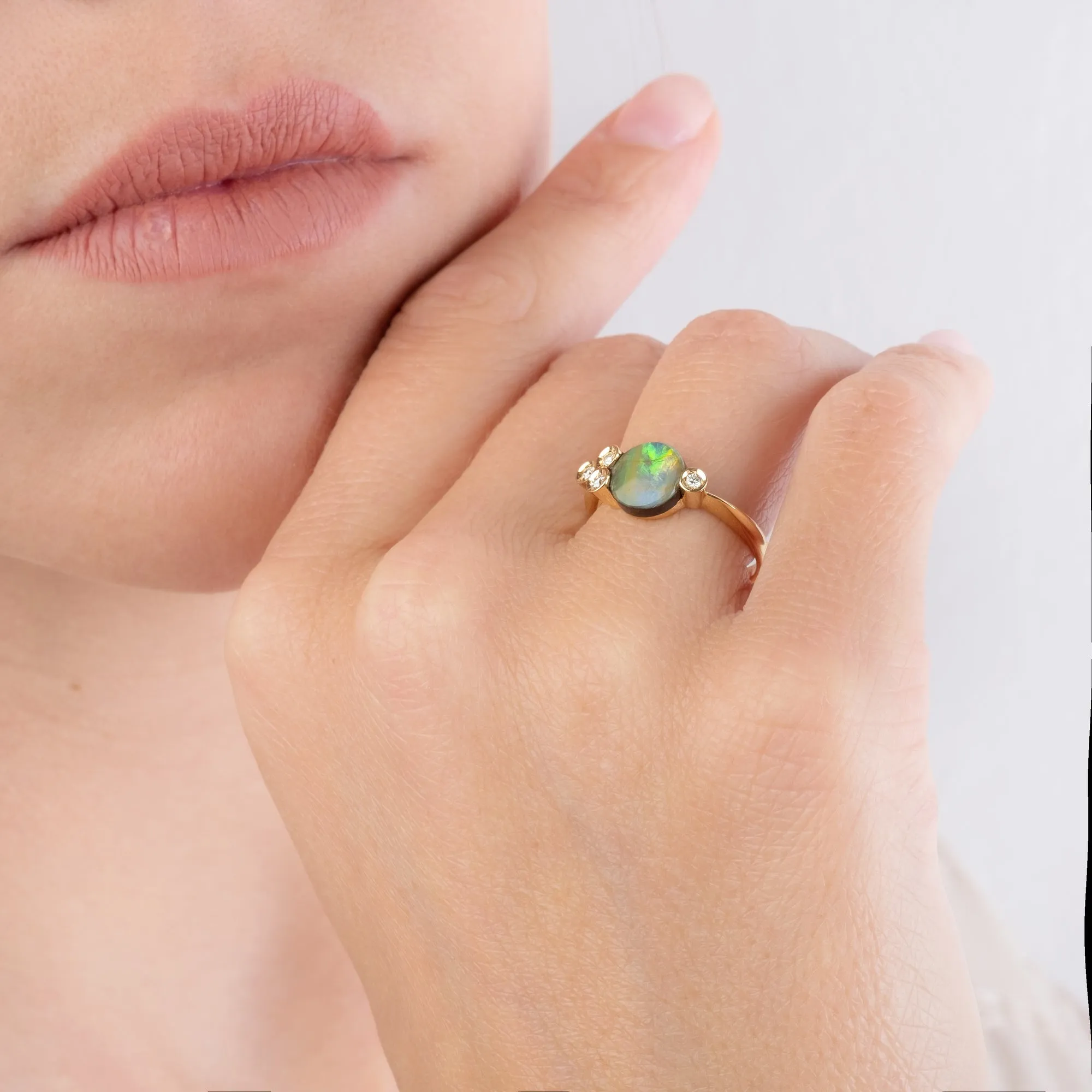 Round-cut Boulder 18k yellow gold opal ring