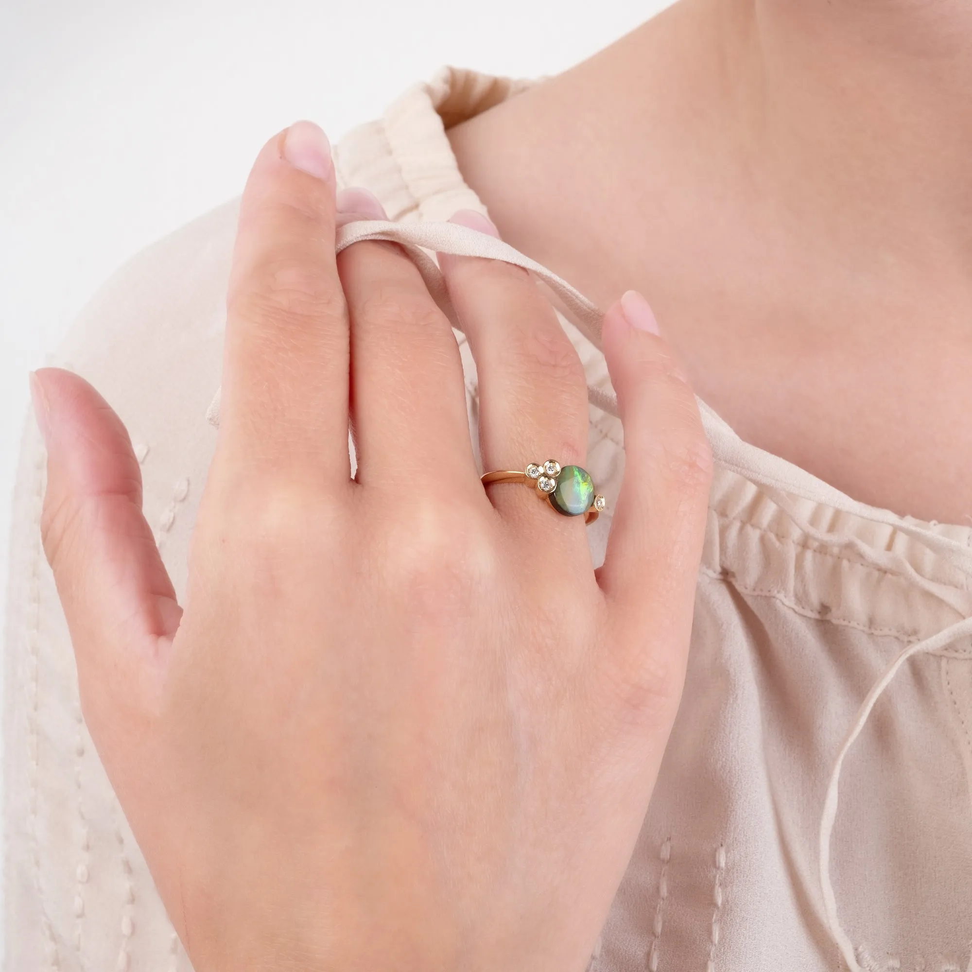 Round-cut Boulder 18k yellow gold opal ring