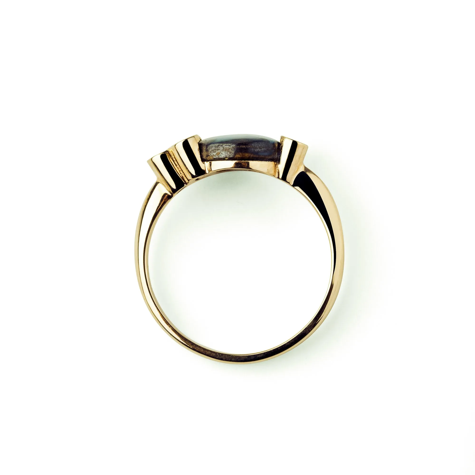 Round-cut Boulder 18k yellow gold opal ring